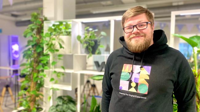 Wordpress-kehittäjä Miika Arponen hymyilee Wunderin Helsingin toimistolla.
