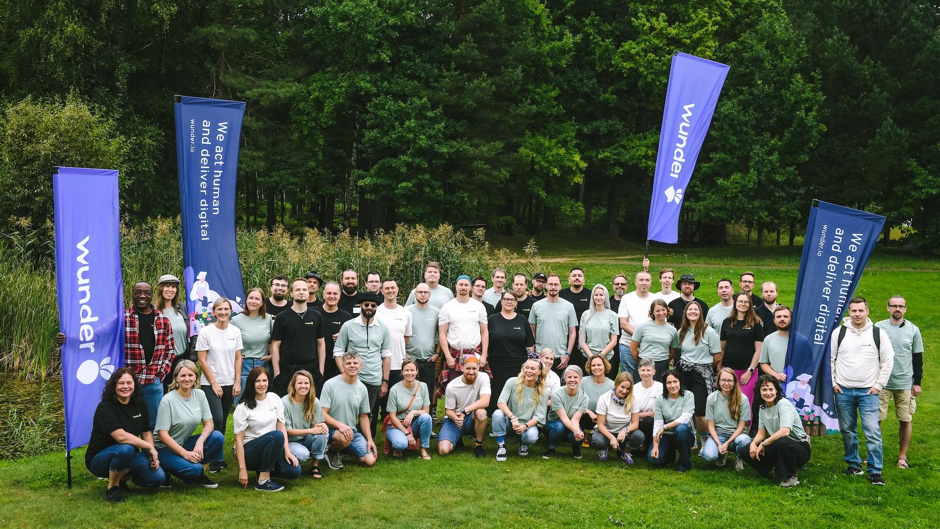 Group picture of wunderers holding four flags