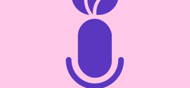 Podcast logo pinkillä taustalla